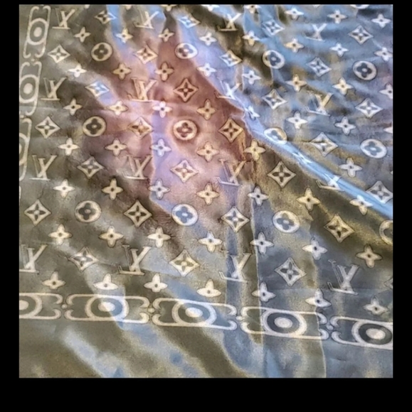 2 LV design scarves/ shawl - Picture 10 of 10